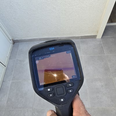 מד חום תרמי בשימוש על רצפה לאיתור נזילות