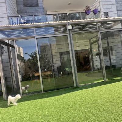 מבנה אלומיניום עם דלתות זכוכית בחצר