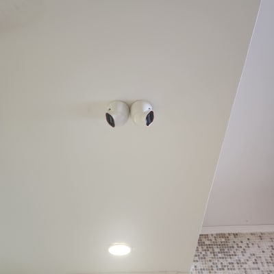 שתי מצלמות אבטחה מותקנות על תקרה