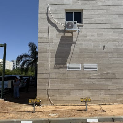 יחידת מיזוג אוויר מותקנת על קיר חיצוני של בניין
