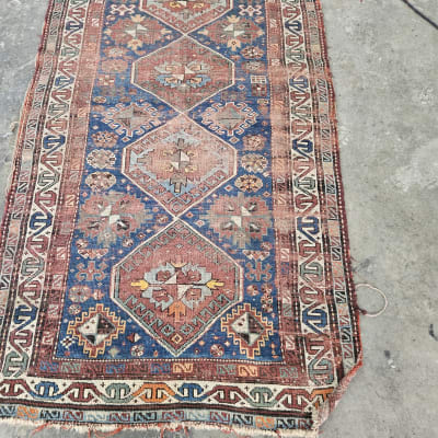 שטיח צבעוני על רצפה אפורה, קשור לניקוי ספות