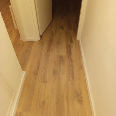 רצפת עץ חדשה במסדרון לאחר שיפוץ