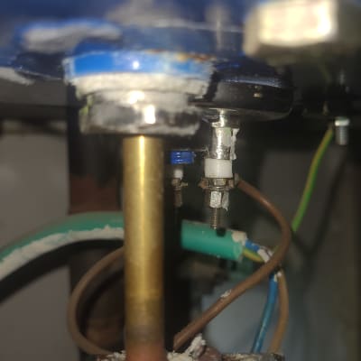 חלקי דוד שמש עם חיבורים חשמליים וצינורות