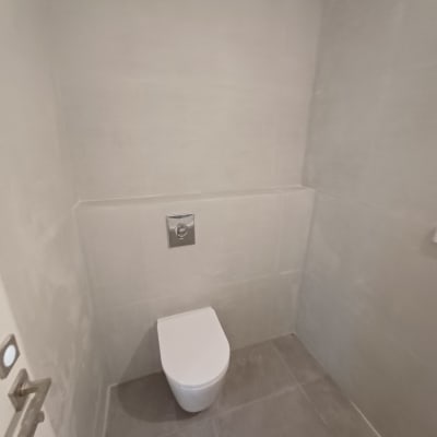 שירותים חדשים עם קיר ורצפה מרוצפים