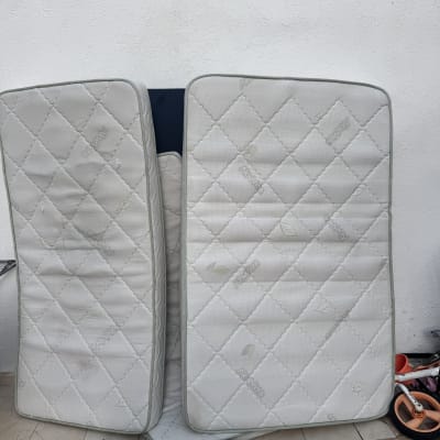 מזרנים נקיים מונחים על הרצפה