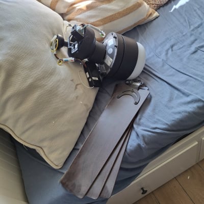 מאוורר תקרה מפורק עם חוטי חשמל חשופים