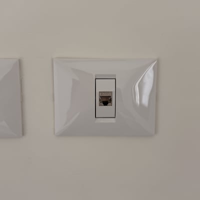 שקע רשת מותקן על קיר לבן