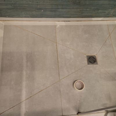 רצפת מקלחת עם אריחים, ניקוז וסרט דבק