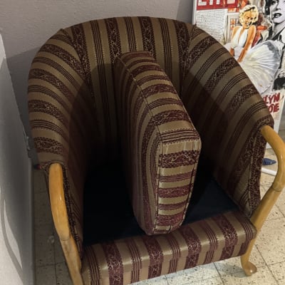 כורסה עם ריפוד מפוספס, תמונה על הקיר