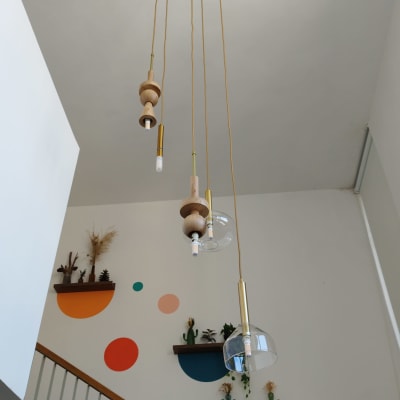 מנורות תלויות מהתקרה עם כבלים חשמליים