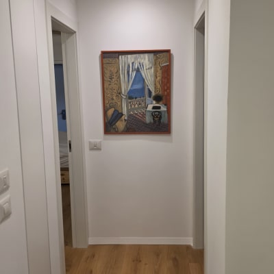 מסדרון עם שטיח ותמונה על הקיר