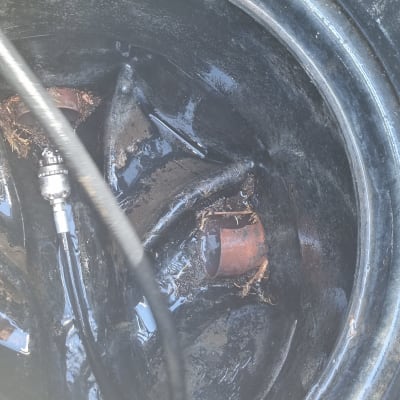 צינור ואביזרים בתוך מיכל ואקום מלוכלך