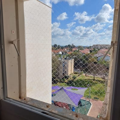 רשת מונעת כניסת יונים בחלון פתוח