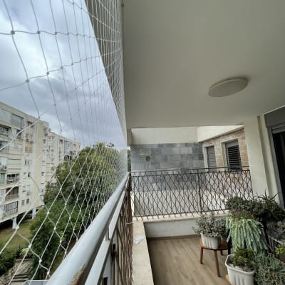 רשת למניעת כניסת יונים במרפסת בניין