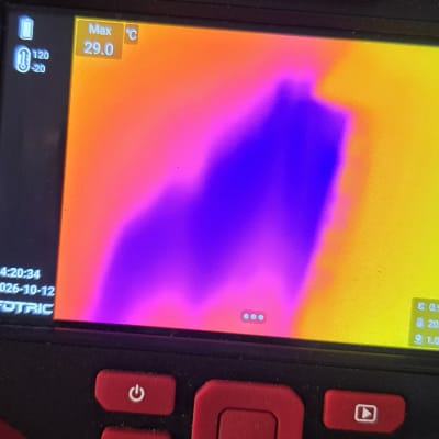 מסך מצלמה תרמית המציג סריקת טמפרטורה לאיתור נזילת מים