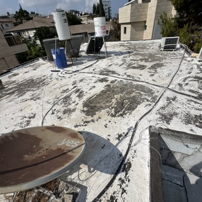 גג עם דודי שמש וחומרים לאיטום