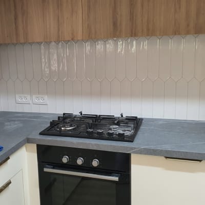 כיריים ותנור במטבח משופץ עם אריחים חדשים