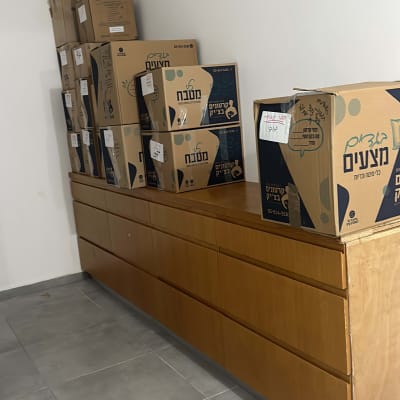 קופסאות קרטון מסומנות על שידה בחדר ריק