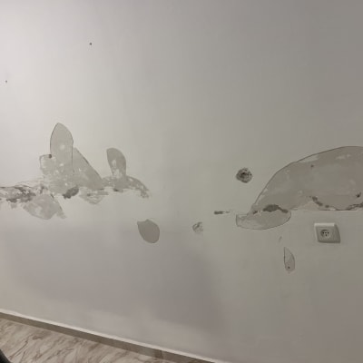 קיר עם תיקוני טיח והכנה לצביעה