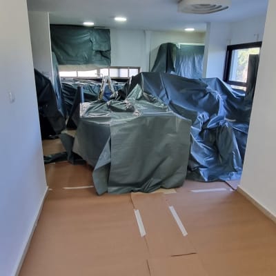 חדר מכוסה ביריעות פלסטיק כהכנה לצביעה