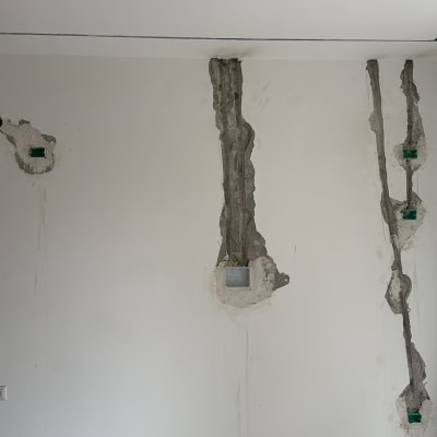 קירות עם תעלות חשמל בעבודה