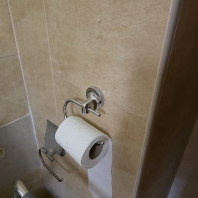 מתקן נייר טואלט מותקן על קיר בחדר אמבטיה