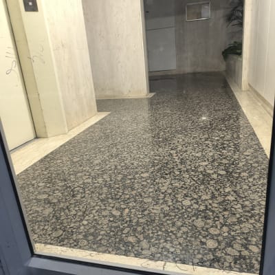 זכוכית עם השתקפות של רצפה ודלתות במבנה