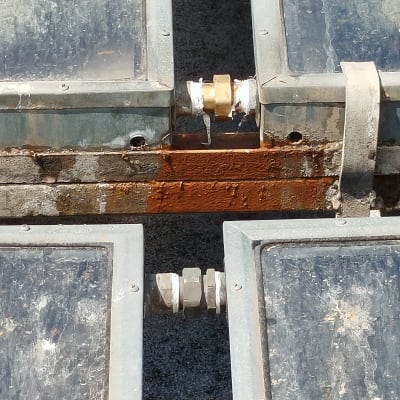 חיבורי צינורות בין קולטי שמש עם חלודה