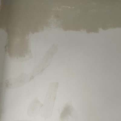 קיר עם תיקוני טיח והכנה לצביעה