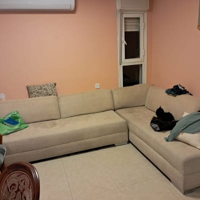 ספה פינתית עם כתמים וחפצים עליה