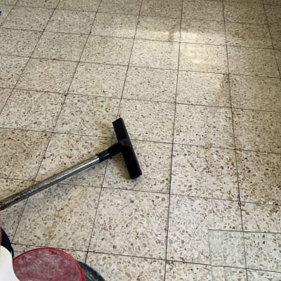 רצפה נקייה עם מכונת ניקוי וכלי עבודה