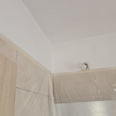 קיר צבוע עם כיסוי פלסטיק להגנה על משטחים