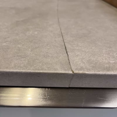 שיש עם סדק קטן על פני השטח