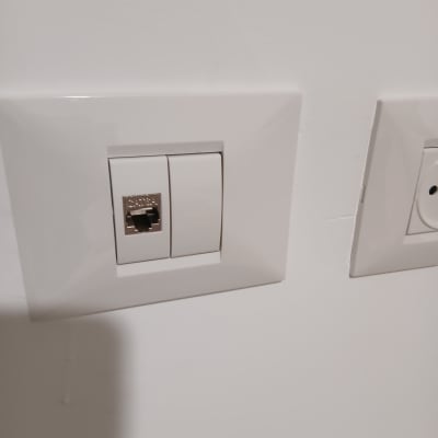 שקע רשת על קיר לבן