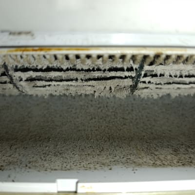 תמונה של מסנן מזגן מלוכלך עם אבק