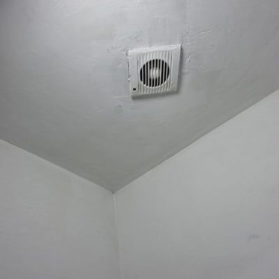 מאוורר תקרה מותקן על תקרה לבנה