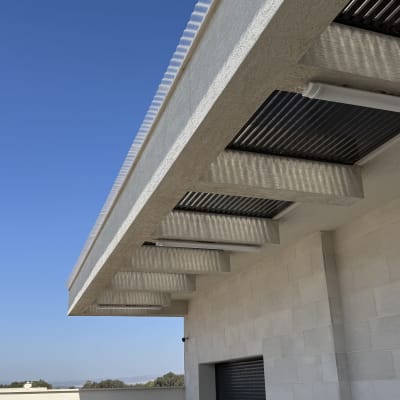 פרגולה מאלומיניום על מרפסת עם שולחן וכיסאות