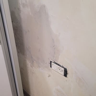 תיקון קיר עם שקע חשמל חשוף