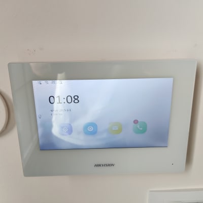 מסך אינטרקום עם תצוגת שעה ואייקונים