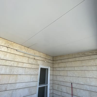 תקרת אלומיניום מותקנת בפינת מרפסת