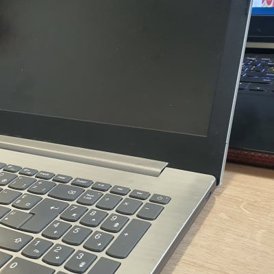 מחשב נייד עם מסך כבוי ומקלדת כסופה