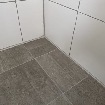 פינת קיר עם אריחי קרמיקה ולוחות רצפה