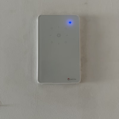 מתג חכם עם חיווי Wi-Fi על קיר לבן