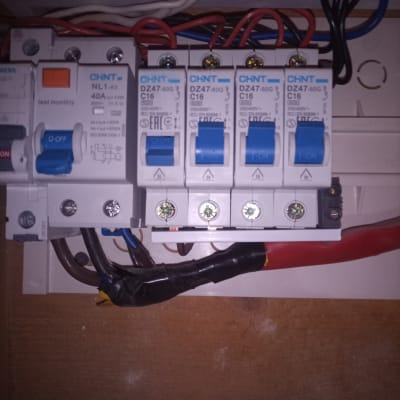 לוח חשמל עם מפסקים וכבלים צבעוניים