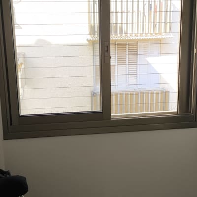 חלון אלומיניום עם תריסים חיצוניים