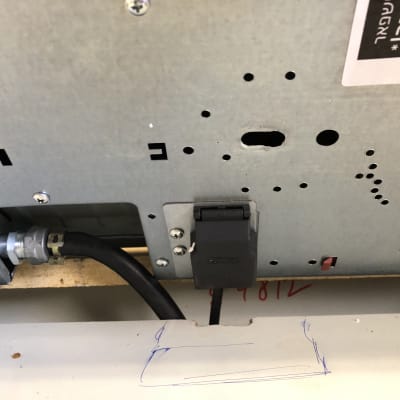 חיבור כבל חשמל ללוח מתכת עם חורים