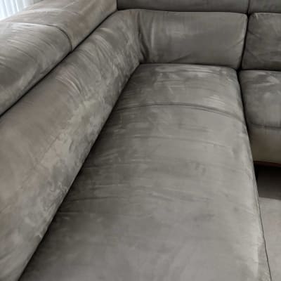 ספה אפורה נקייה לאחר ניקוי מקצועי