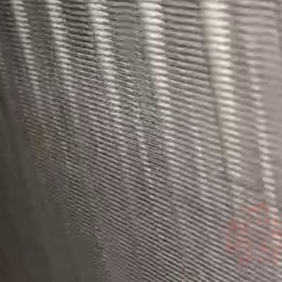 סוללת מזגן עם צלעות מתכת