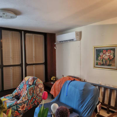 מזגן מותקן על קיר בחדר מגורים