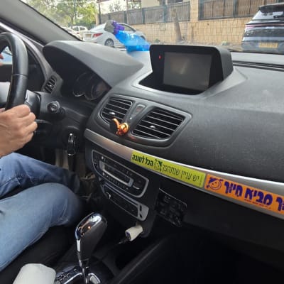 מבט על תא הנהג והדשבורד ברכב עם מסך מולטימדיה